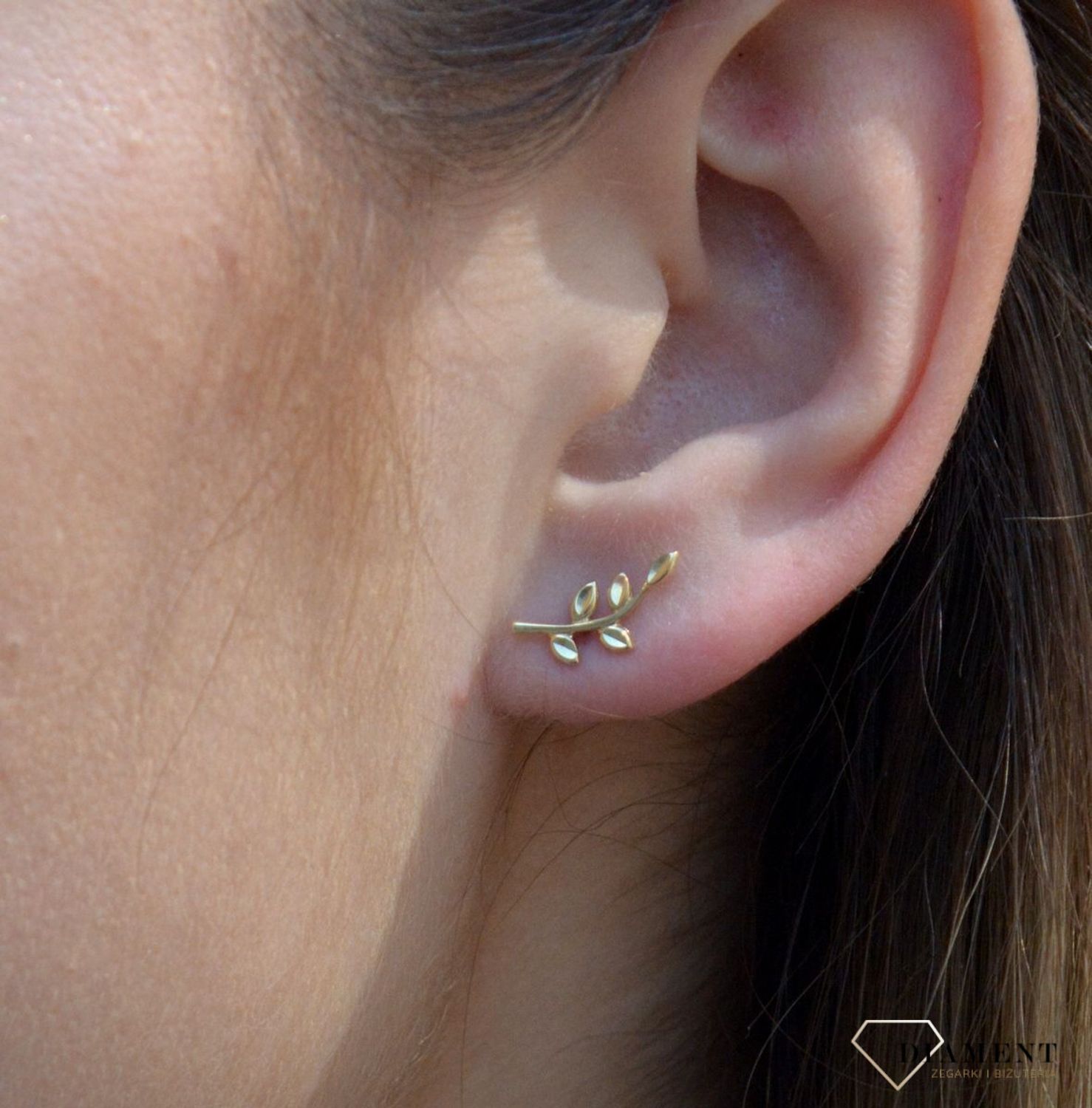 Złote kolczyki 333 listki KL 5711 333. Złote kolczyki w kształcie listków to biżuteria bardzo elegancka, ponadczasowa i dodająca wiele uroku. Ten model w całości wykonano z żółtego złota próby 333, a zatem zarówno jego kolorys.jpg